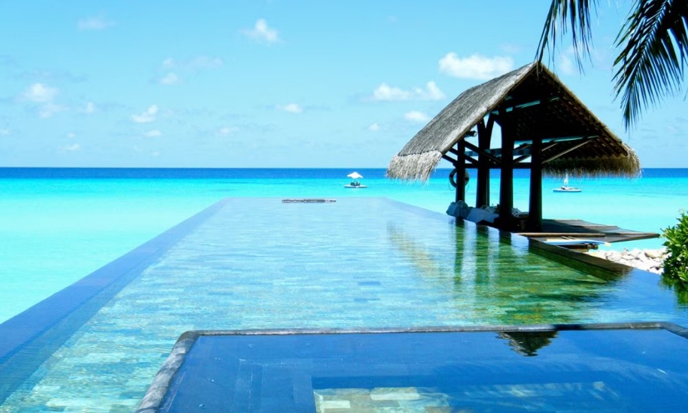 Benefits-of-Staying-at-Hotels-with-Infinity-Pools