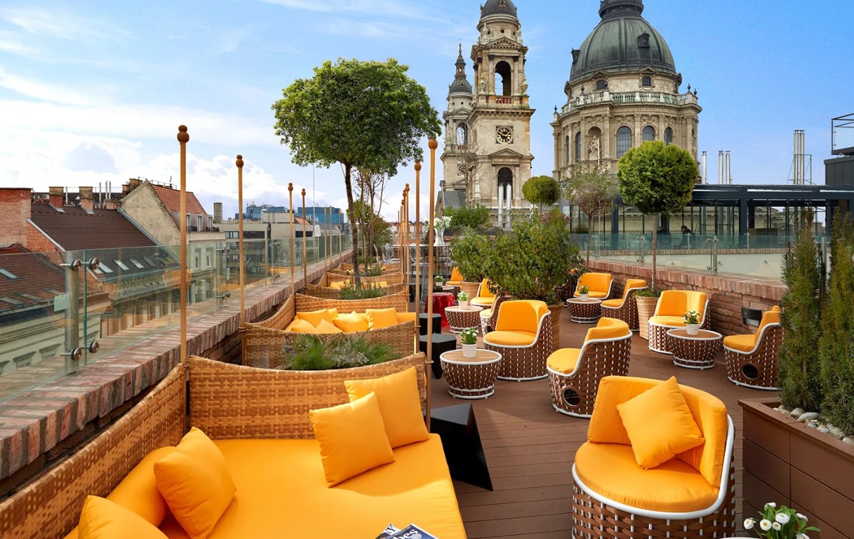 Benefits-of-Staying-at-Hotels-with-Rooftop-Bars