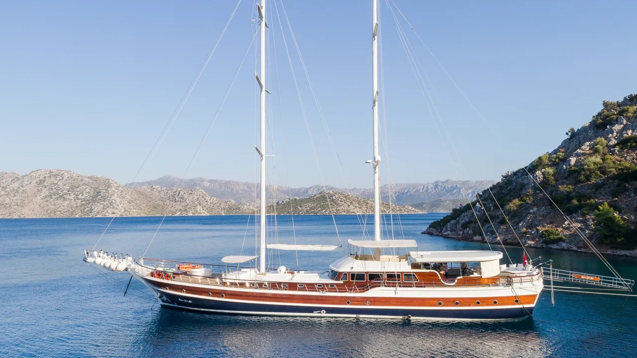 Hotels That Offer Private Jet or Yacht Transfer Services
